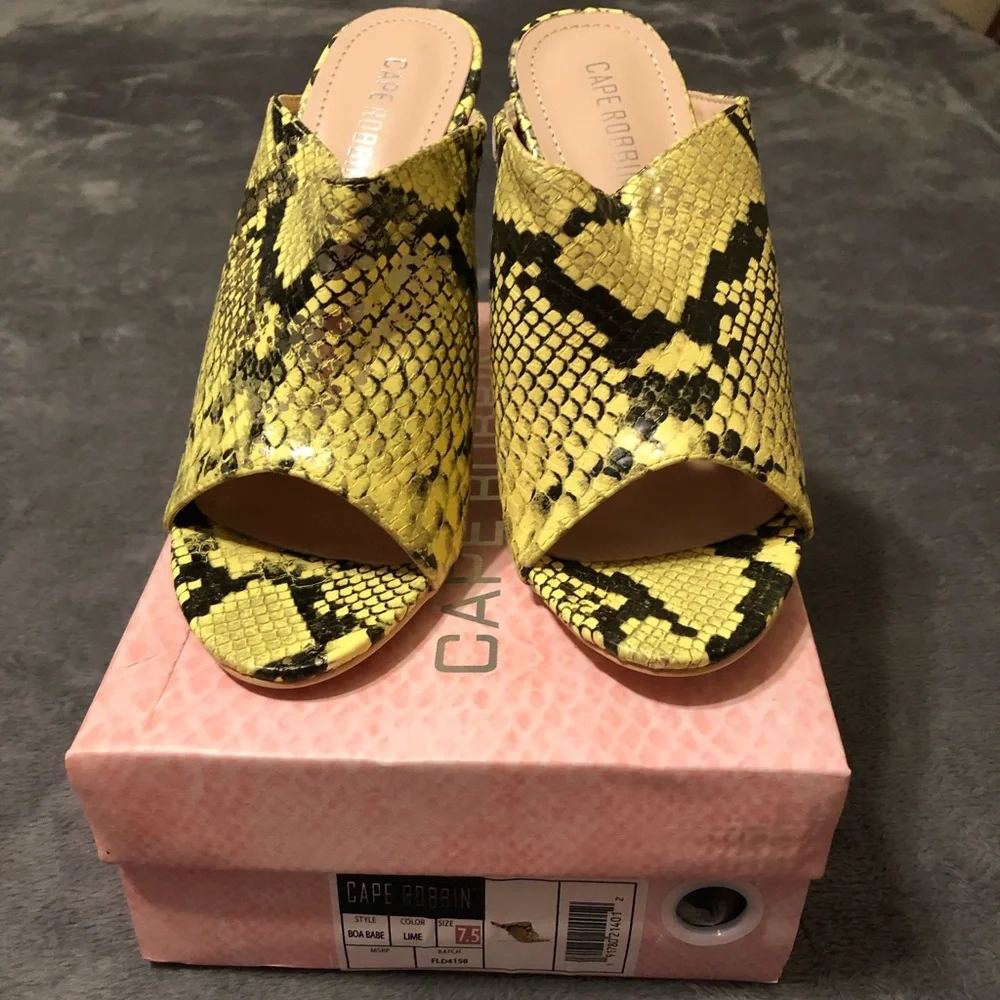 *Cape Robbin Boa Babe Lime Wedge Heels - Size 7.5 - Picture 2 of 8